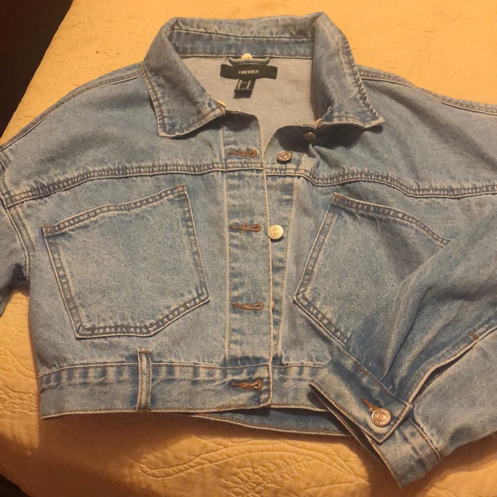 heya guys I’m selling this jean jacket ! 🤍